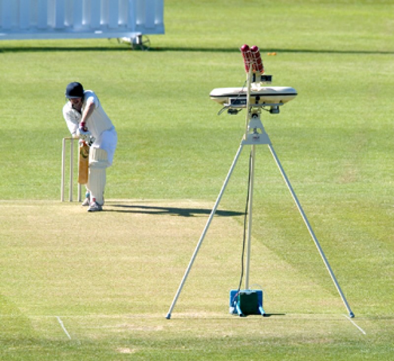 BOLA 28 Ball Automatic Feeder with Remote Control