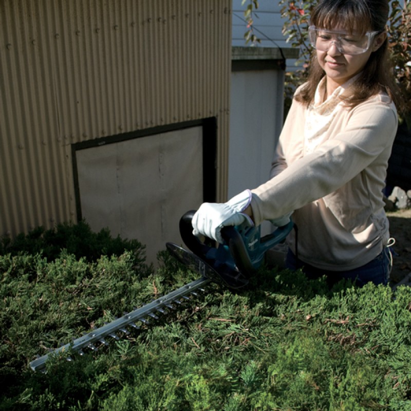 Makita 420mm Electric Hedge Trimmer UH4261